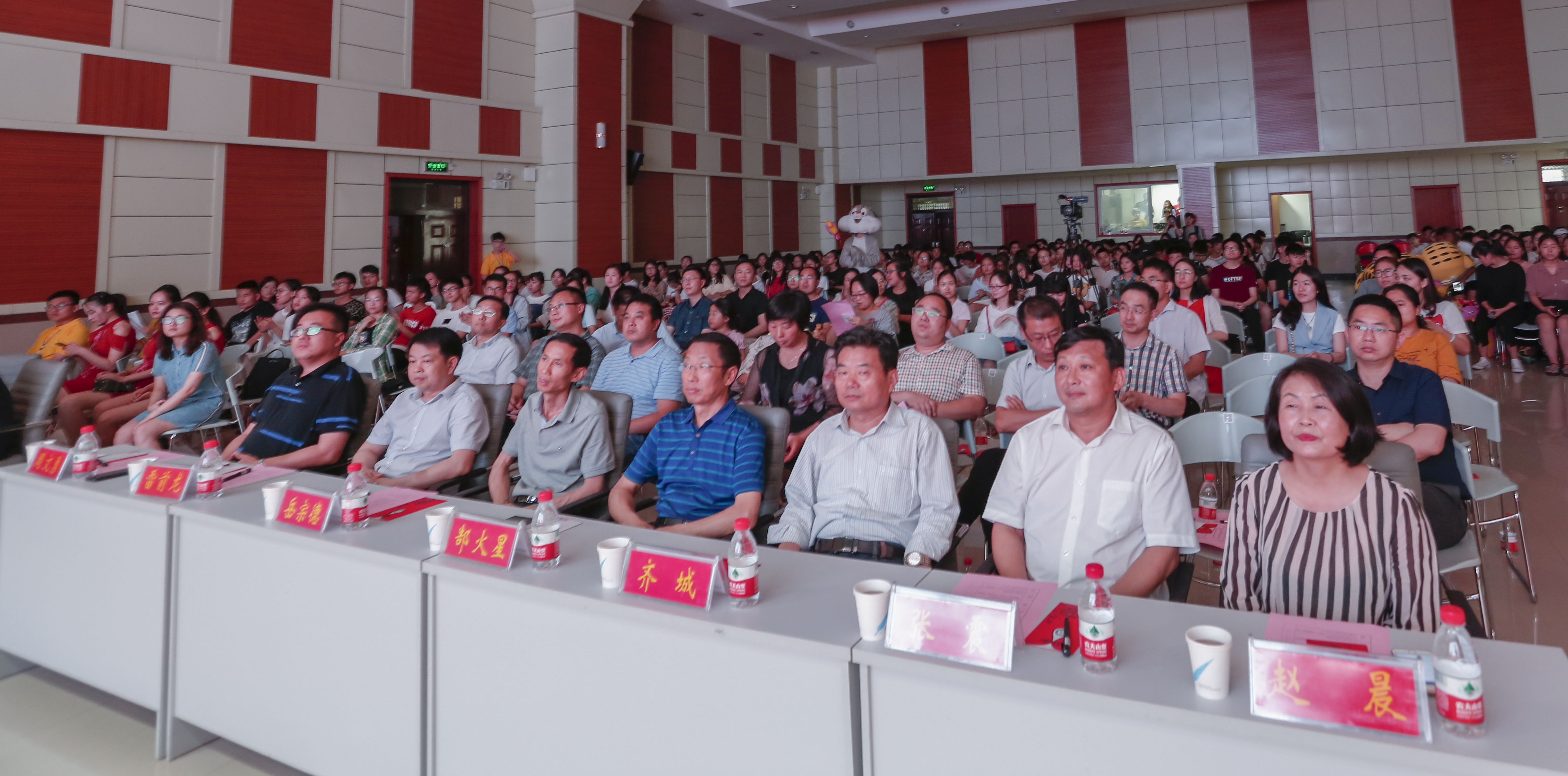 领导合照1.jpg 领导合照1.jpg