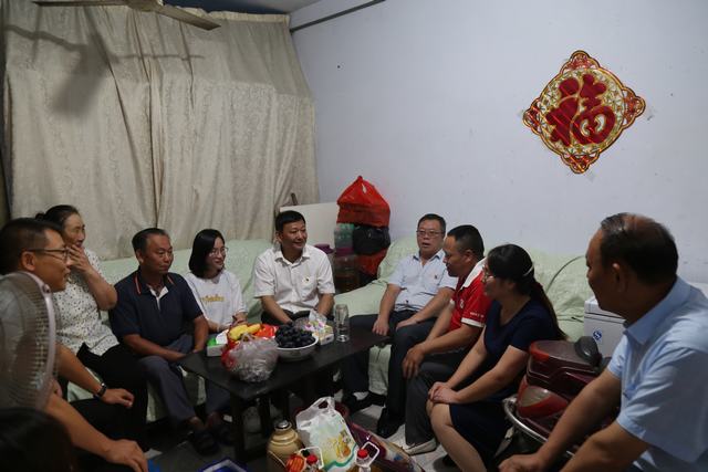 慰问困难党员.jpg